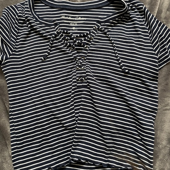 Front tie super cute tee from hollister - Picture 1 of 1